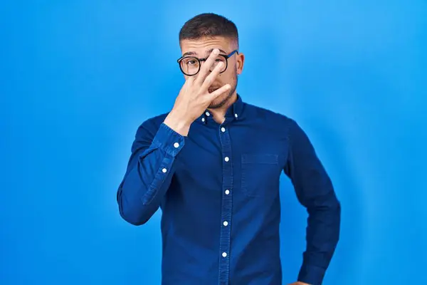 Mavi Arka Planda Gözlük Takan Genç Spanyol Adam Pis Iğrenç — Stok fotoğraf
