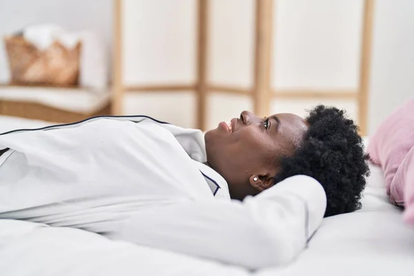 Genç Afrikalı Amerikalı Kadın Yatakta Kendinden Emin Bir Şekilde Gülümsüyor — Stok fotoğraf
