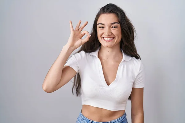 Junges Teenager Mädchen Das Vor Weißem Hintergrund Steht Und Positiv — Stockfoto