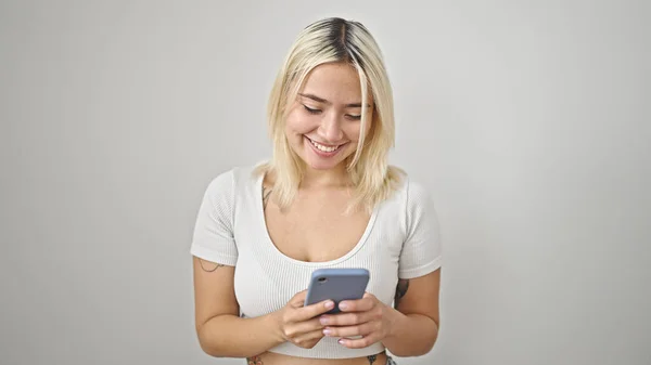 Jonge Mooie Spaanse Vrouw Glimlachen Zelfverzekerd Met Behulp Van Smartphone — Stockfoto