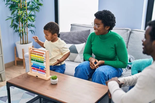 Afrikansk Amerikansk Familj Leker Med Abacus Hemma — Stockfoto