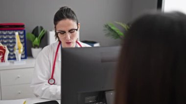 Klinikte danışmanlık yapan iki kadın doktor ve hasta.