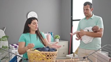 Çamaşır ipine asılmış üç kişilik aile çamaşır odasında üzgündü.