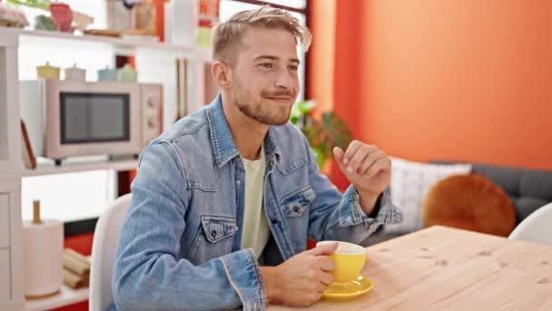 Jonge Blanke Man Met Een Kop Koffie Tafel Eetzaal — Stockvideo