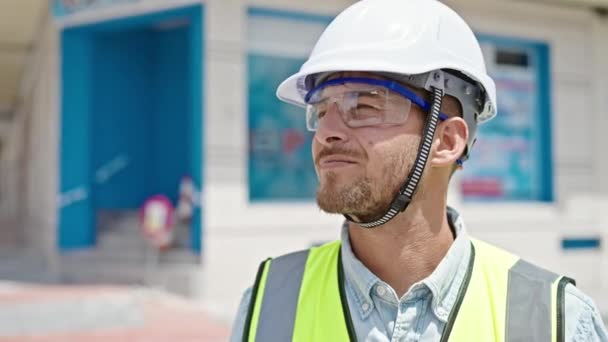 Jovem Homem Branco Arquiteto Sorrindo Confiante Local Construção — Vídeo de Stock