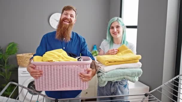 Man Och Kvinna Par Håller Korg Och Vikta Kläder Tvättstuga — Stockvideo