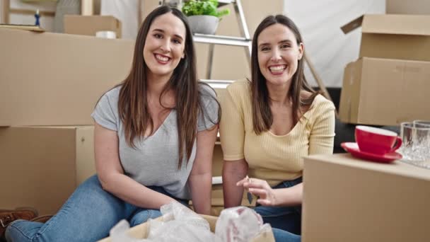 Twee Vrouwen Vloer Met Sleutels Hun Nieuwe Huis — Stockvideo
