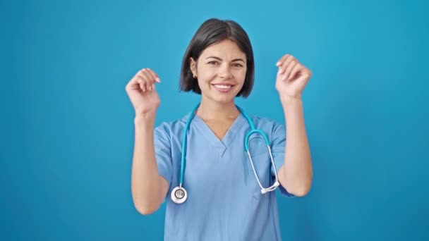 Muda Cantik Hispanik Wanita Dokter Melakukan Jempol Atas Terisolasi Biru — Stok Video