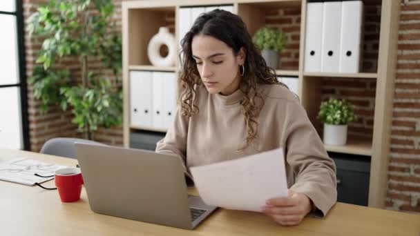 Молода Красива Іспанська Жінка Бізнесмен Використовуючи Документ Читання Ноутбуків Офісі — стокове відео