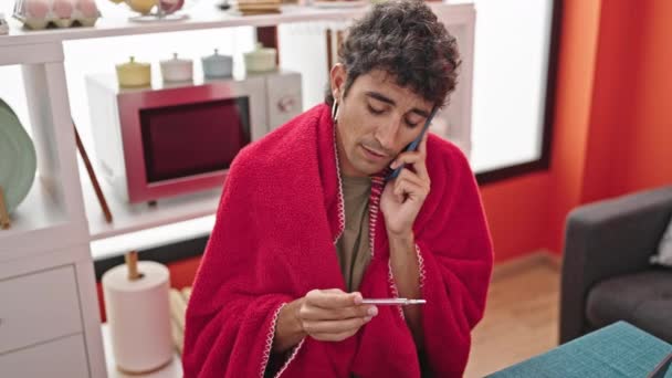 Молодий Іспаномовний Чоловік Розмовляє Смартфону Каву Хворіє Їдальні — стокове відео