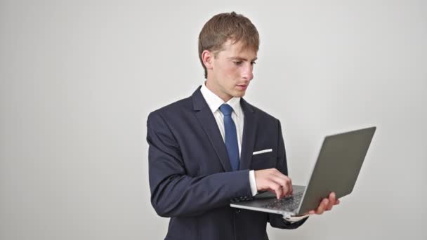 Młody Biały Mężczyzna Biznes Pracownik Wskazując Laptop Odizolowane Białe Tło — Wideo stockowe