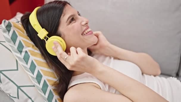 Молода Красива Іспаномовна Жінка Слухає Музику Лежить Дивані Вдома — стокове відео