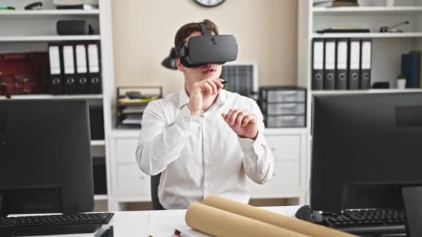Jonge Spaanse Man Architect Draagt Virtual Reality Bril Tekening Kantoor — Stockvideo