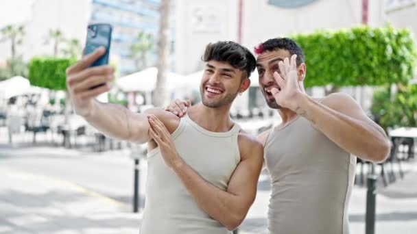 Deux Hommes Couple Souriant Confiant Ayant Appel Vidéo Terrasse Café — Video