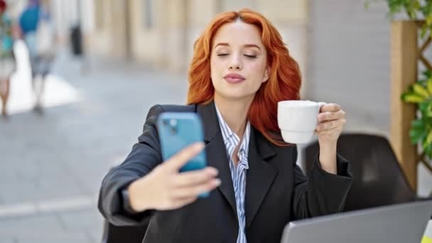 Jeune Rousse Femme Affaires Faire Selfie Par Smartphone Boire Café — Video