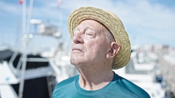 高级灰发男子游客头戴夏帽在港口呼吸 — 图库视频影像