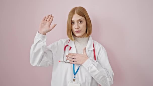 Νεαρή Ξανθιά Γυναίκα Γιατρός Δίνει Όρκο Χέρι Στο Στήθος Πάνω — Αρχείο Βίντεο
