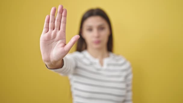 Jonge Mooie Spaanse Vrouw Doen Stop Gebaar Met Hand Geïsoleerde — Stockvideo