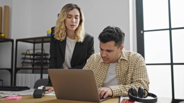 Kadın ve erkek işçiler ofiste beşlik çakıyor.