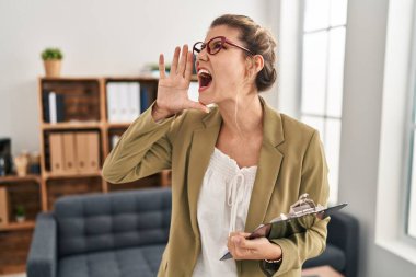 Muayenehanede çalışan genç bir kadın el ele verip bağırıyor ve çığlık atıyordu. iletişim konsepti. 