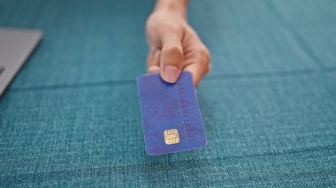 Masada kredi kartı tutan genç bir İspanyol.