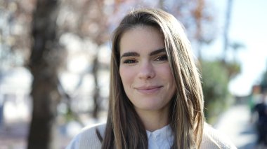 Sokakta kendine güvenen güzel İspanyol kadın.