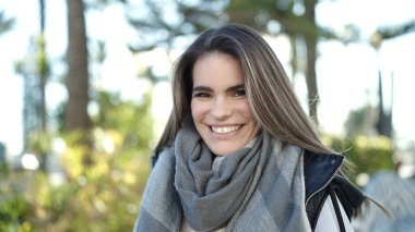 Sokakta kendine güvenen güzel İspanyol kadın.