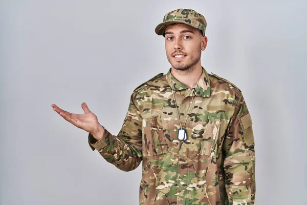 Jeune Homme Hispanique Portant Uniforme Camouflage Armée Souriant Gai Présentation — Photo