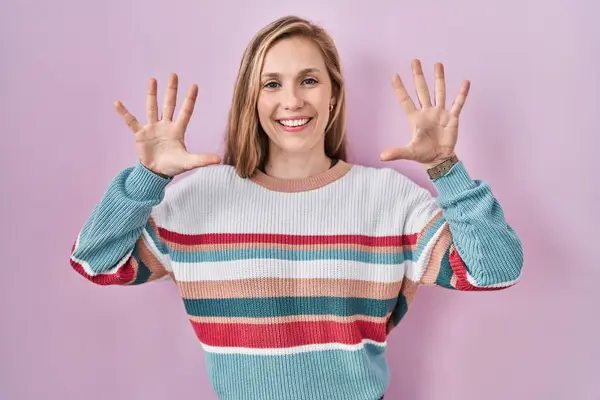 Young Blonde Woman Standing Pink Background Showing Pointing Fingers Number — ストック写真