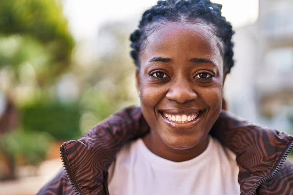 Africano Americano Mulher Sorrindo Confiante Parque — Fotografia de Stock