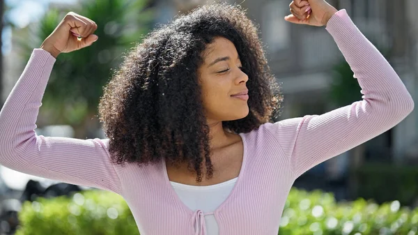アフリカ系アメリカ人の女性は公園で腕と強いジェスチャーを行う — ストック写真