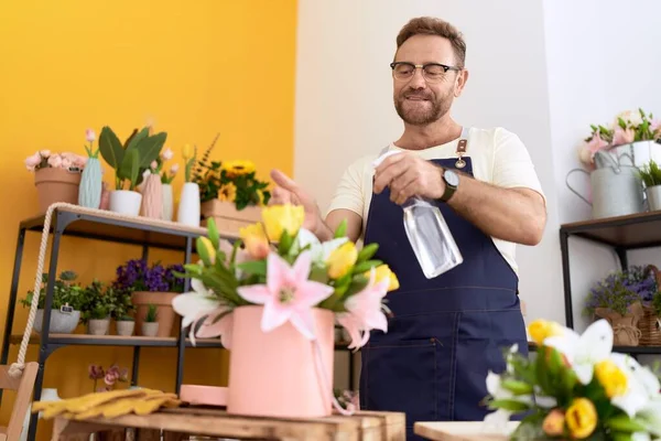 Moyen Age Homme Fleuriste Utilisant Diffuseur Plante Arrosage Boutique Fleurs — Photo