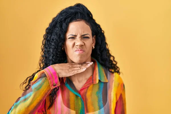 Middle Age Hispanic Woman Standing Yellow Background Cutting Throat Hand — Stockfoto