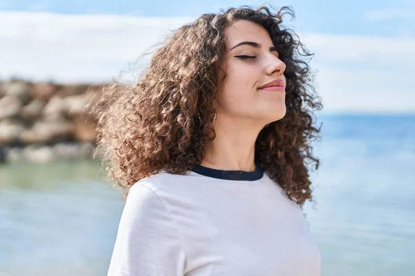 Joven Mujer Hispana Sonriendo Confiada Respirando Playa — Foto de Stock