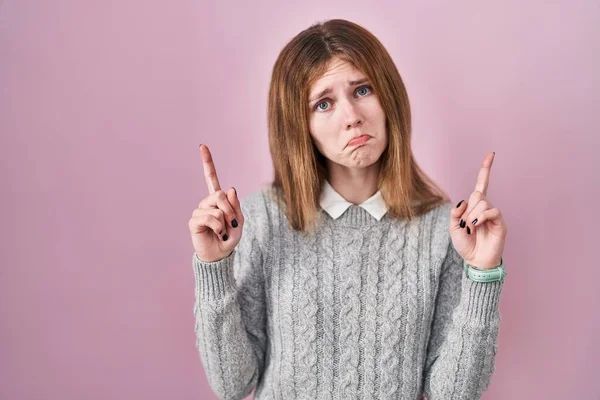Beautiful Woman Standing Pink Background Pointing Looking Sad Upset Indicating — Stock Photo, Image