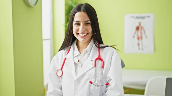年轻美丽的惊慌失措的女医生面带微笑 自信地站在诊所 — 图库照片
