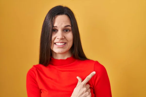 Mulher Hispânica Jovem Sobre Fundo Amarelo Alegre Com Sorriso Rosto — Fotografia de Stock