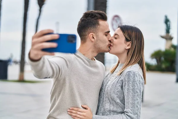 Hombre Mujer Pareja Hacer Selfie Por Teléfono Inteligente Besos Calle —  Fotos de Stock