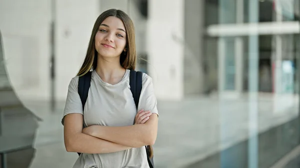 Mladá Krásná Dívka Student Nosit Batoh Stojící Rukama Zkřížené Gesto — Stock fotografie