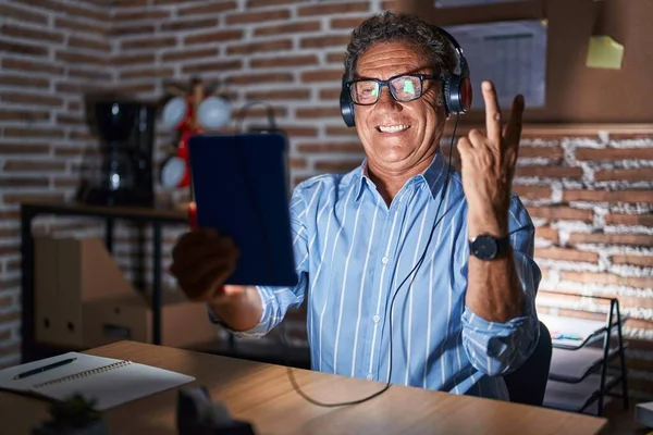 Homem Hispânico Meia Idade Usando Touchpad Sentado Mesa Noite Sorrindo — Fotografia de Stock
