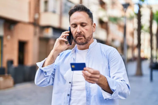 Young Caucasian Man Using Smartphone Credit Card Street — Φωτογραφία Αρχείου