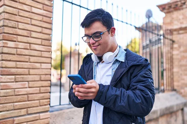 Homem Síndrome Usando Fones Ouvido Usando Smartphone Rua — Fotografia de Stock