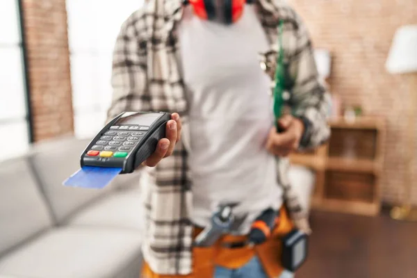 Ung Latinamerikan Man Arbetare Laddar Med Kreditkort Hemma — Stockfoto