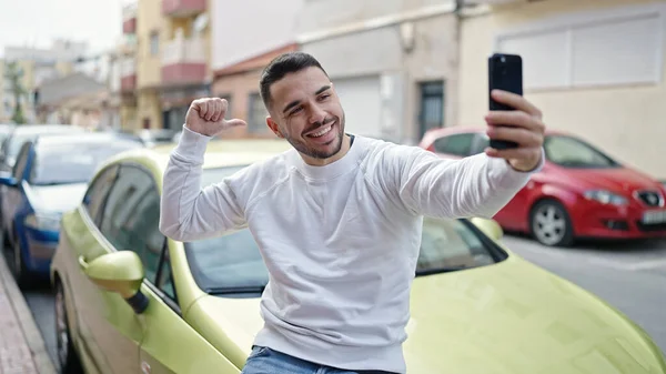 Ung Latinamerikansk Man Gör Selfie Med Smartphone Pekar Bil Gatan — Stockfoto