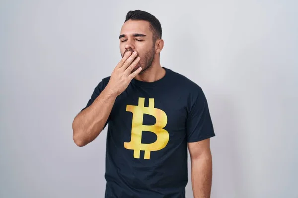 Joven Hombre Hispano Con Camiseta Bitcoin Aburrido Bostezo Cansado Cubriendo —  Fotos de Stock