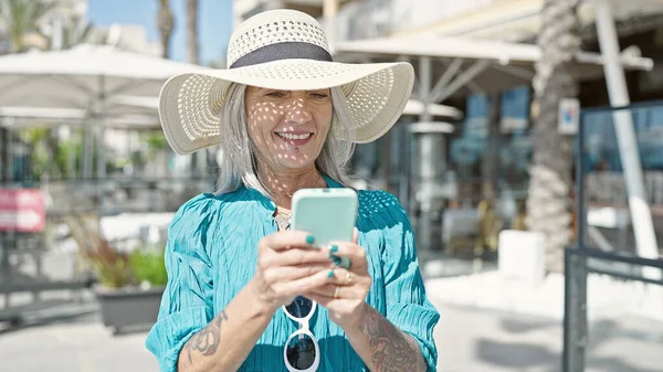 Middle Age Grey Haired Woman Tourist Smiling Confident Using Smartphone — Stock Photo, Image