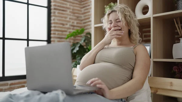 Mladá Těhotná Žena Sleduje Video Notebooku Ležící Posteli Ložnici — Stock fotografie