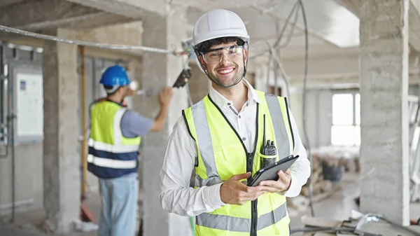 Två Män Byggare Ler Säkert Med Pekplatta Byggarbetsplatsen — Stockfoto