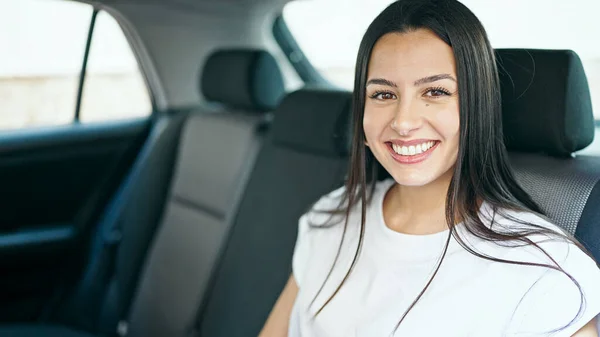 Νεαρή Όμορφη Ισπανίδα Επιβάτης Κάθεται Στο Αυτοκίνητο Χαμογελώντας Στο Δρόμο — Φωτογραφία Αρχείου