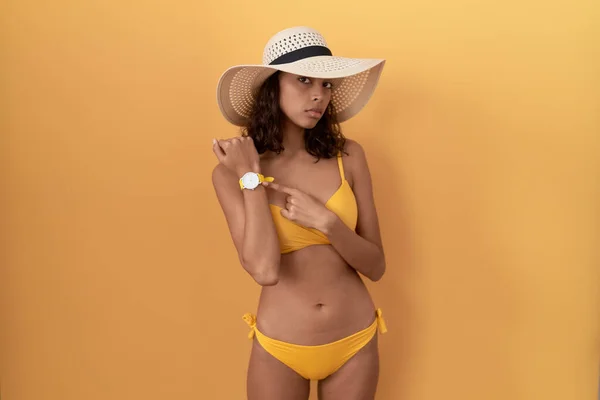 Young Hispanic Woman Wearing Bikini Summer Hat Hurry Pointing Watch — Stock Photo, Image